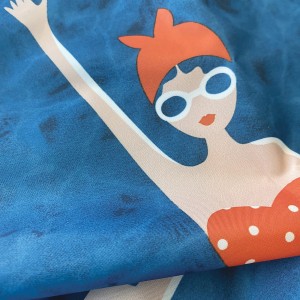 Blauer Spirella Duschvorhang Baigneuses (120x200 cm) mit Bademotiv.