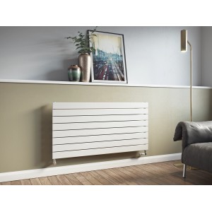 Weißer Ximax Raumheizkörper P1 Horizontal (595x1000mm, 634W) an Wand montiert.