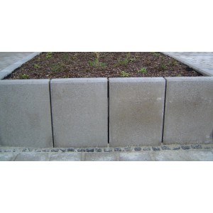 Graue L-Steine (60x30x7 cm) zur Abgrenzung von Flächen und zur Gestaltung von Höhenunterschieden.