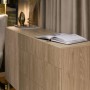 Helles Selsey Sideboard Nolie in geölter Eiche Optik mit drei Schubladen. Buch und Deko auf der Oberfläche.