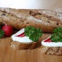 Brot-Snacks mit Blu Bio-Petersilie Krause als Garnitur. Frische Kräuter für die Küche.