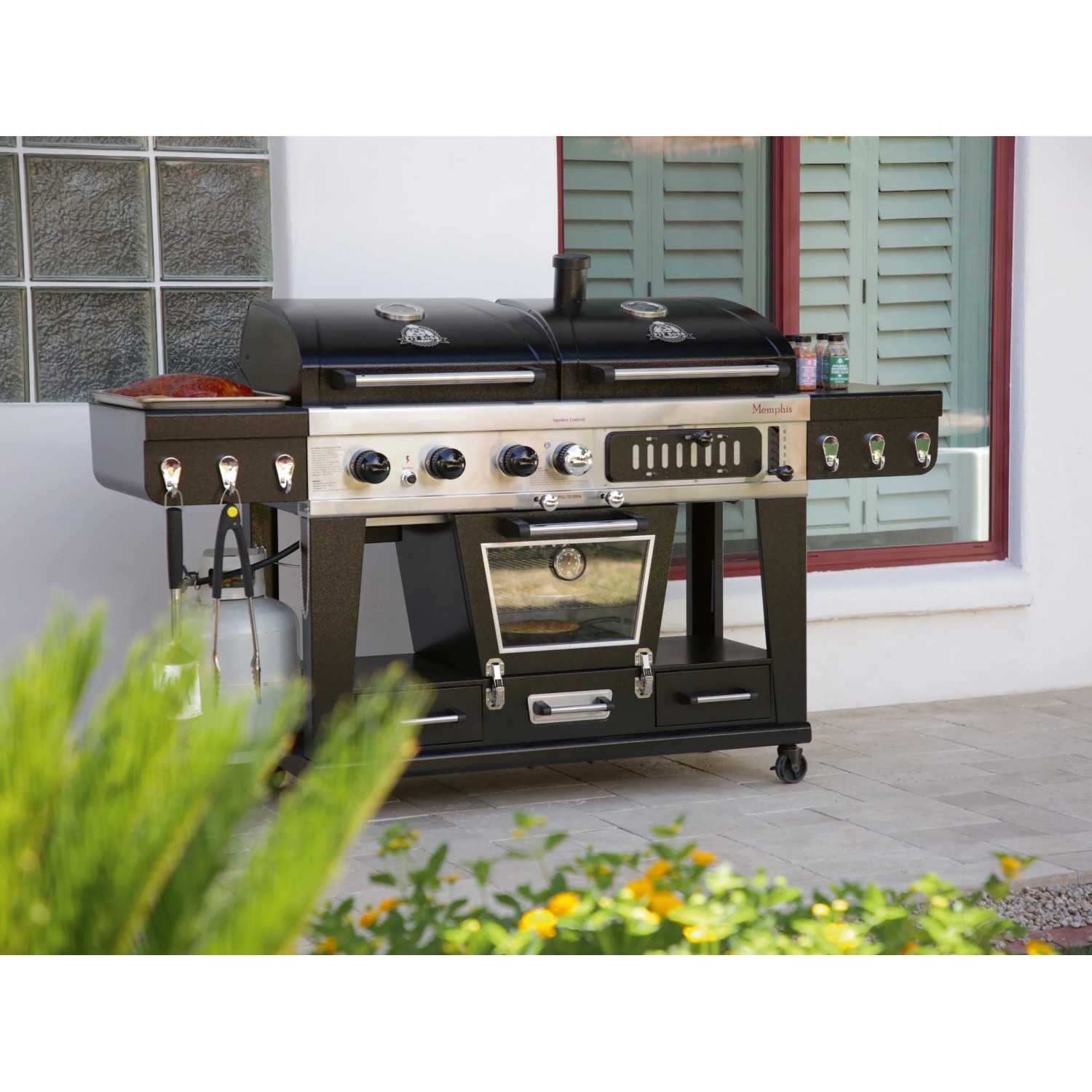 Pit Boss Memphis Ultimate Kombi-Grill: Gas-, Holzkohle- und Smoker-Funktion für vielseitiges Grillen.