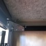 Detailaufnahme: Innenansicht Weka Metall-Gerätehaus Gary, anthrazit, mit Filz-Dachschutz.