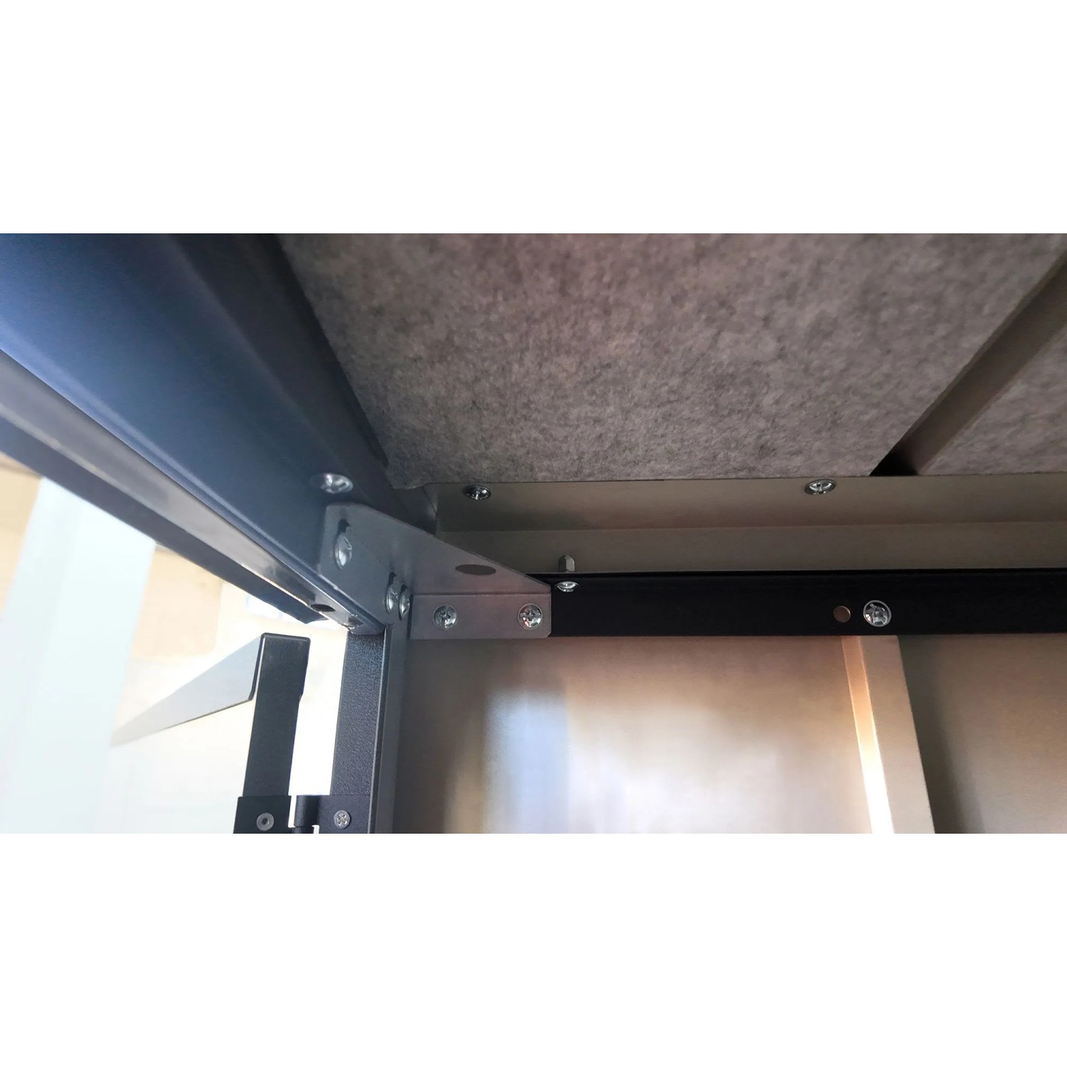 Detailaufnahme: Innenansicht Weka Metall-Gerätehaus Gary, anthrazit, mit Filz-Dachschutz.