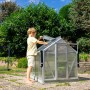 Vitavia Minigewächshaus Merlin mit Kind im Garten. Kleines Gewächshaus aus Aluminium mit Hohlkammerplatten.