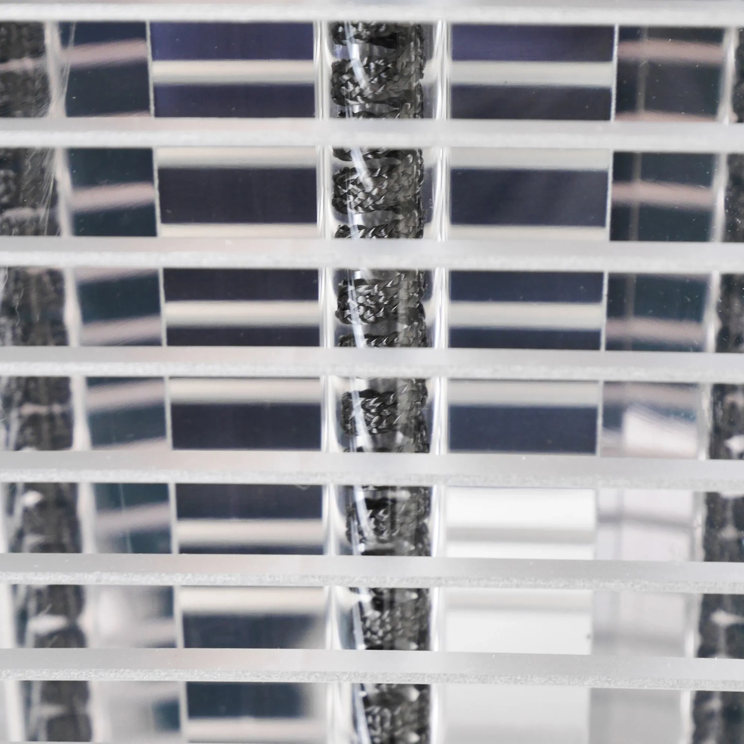 Detailaufnahme der Carbon-Heizröhre des weißen Vasner HeatTower Infrarot-Heizstrahlers.