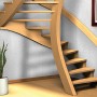 Wendeltreppe aus hellem Holz mit Geländer, Zimmerpflanze und Wandbild im Hintergrund.