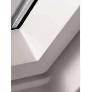 Detailaufnahme: Weißes VELUX Schwingfenster F04 aus Kunststoff für Dachfenster.
