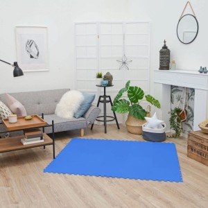 Blaue LittleTom Puzzlematte für Baby & Kinder, 18 Teile, auf Holzfußboden im Wohnzimmer. Ideal für Kindersicherheit.