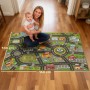 AIYAPLAY Spielmatte 160x100 cm mit Stadtmotiv. Rutschfeste Kunstfaser-Matte für Kinder. Frau und Baby spielen darauf.