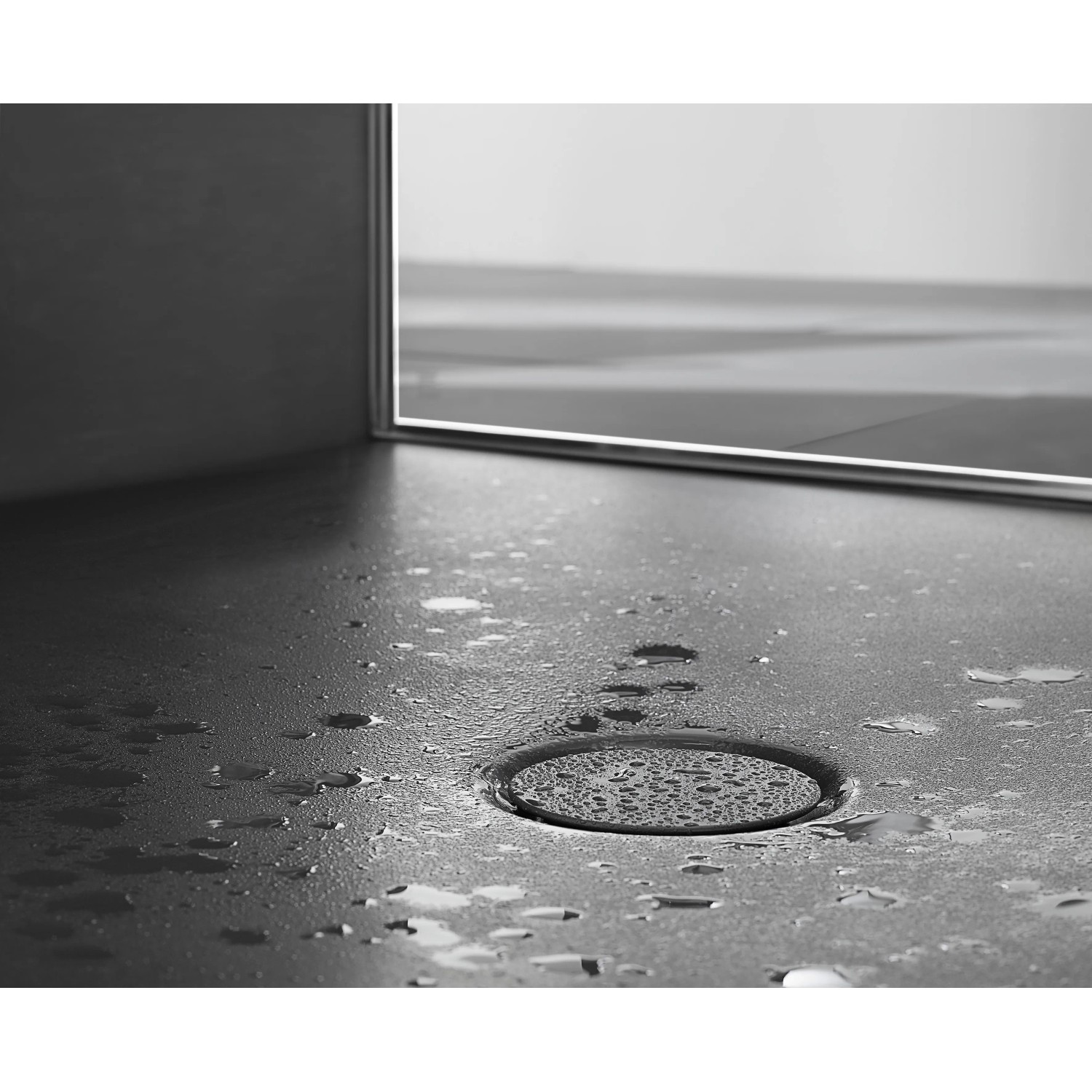 Detailaufnahme: Stone Bette Duschwanne Stage, quadratisch, 90x90 cm, mit Wasser und Ablauf.