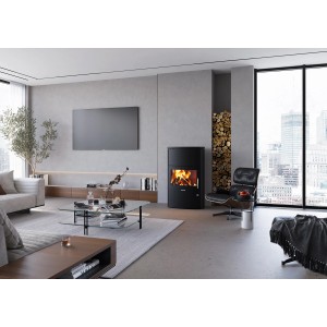 Schwarzer Justus Kaminofen Agero W+ (7 kW) im Wohnraum mit Holzstapel.