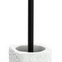 Weiße Wenko WC-Garnitur Villata aus Polyresin mit schwarzer Bürste, Naturstein-Optik, 11,2x37x10 cm.