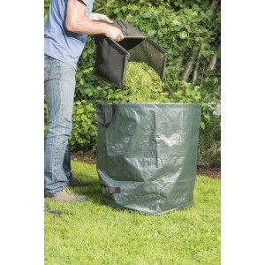 Windhager Garten Bag 270 l in Verwendung: Mann leert Grasschnitt in den Gartensack.