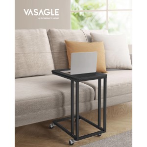 Vasagle Beistelltisch, 35x50x60 cm, schwarz, mit Rollen, neben Sofa mit Laptop.
