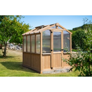Westmann Gewächshaus, 4,85 m², braun, mit Fundamentrahmen im Garten.