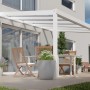 Weiße Terrassenüberdachung Professional 400x300 cm mit klarer Polycarbonat-Platte und Sitzgruppe.