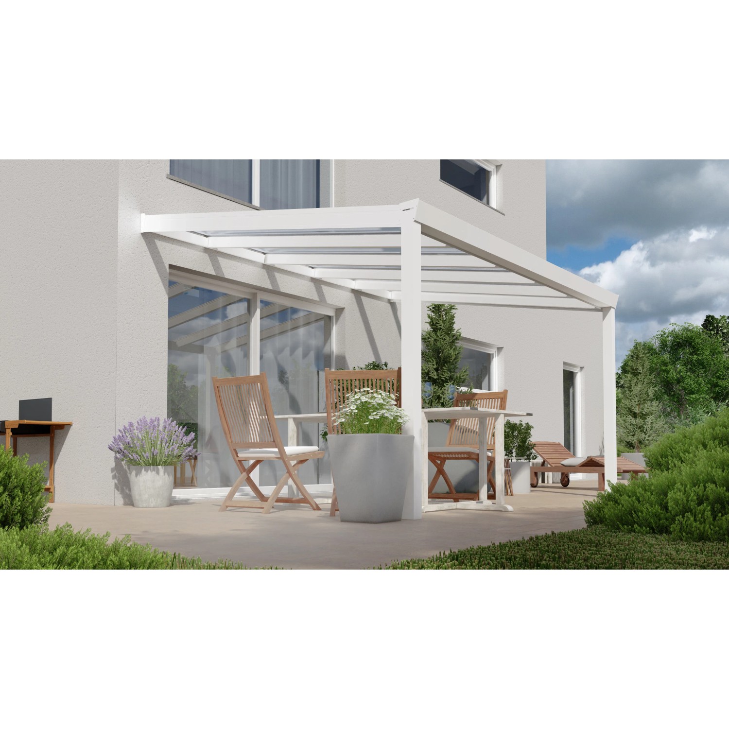 Weiße Terrassenüberdachung Professional 400x300 cm mit klarer Polycarbonat-Platte und Sitzgruppe.