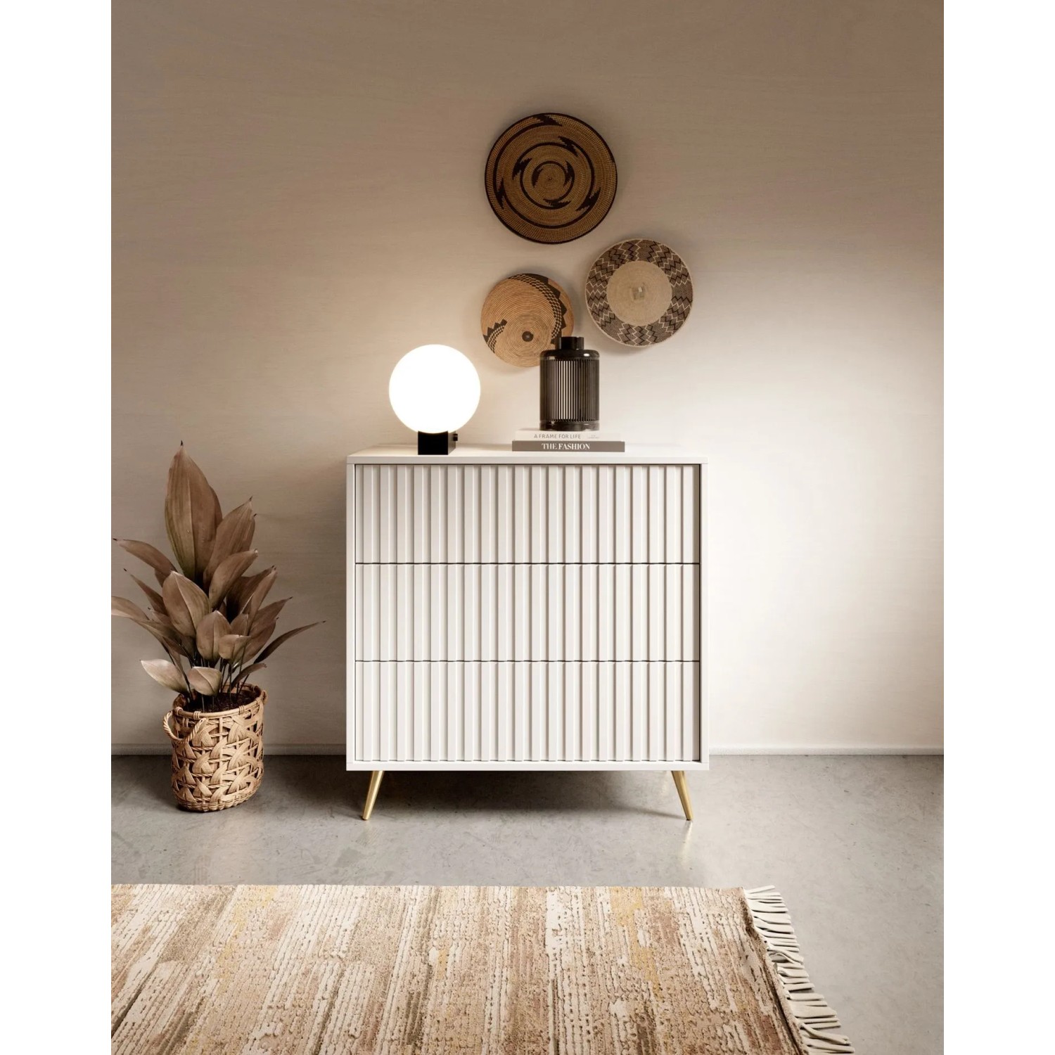 Weiße Selsey Bello Kommode mit drei Schubladen, Lamellendekor und goldenen Beinen im modernen Wohnzimmer.