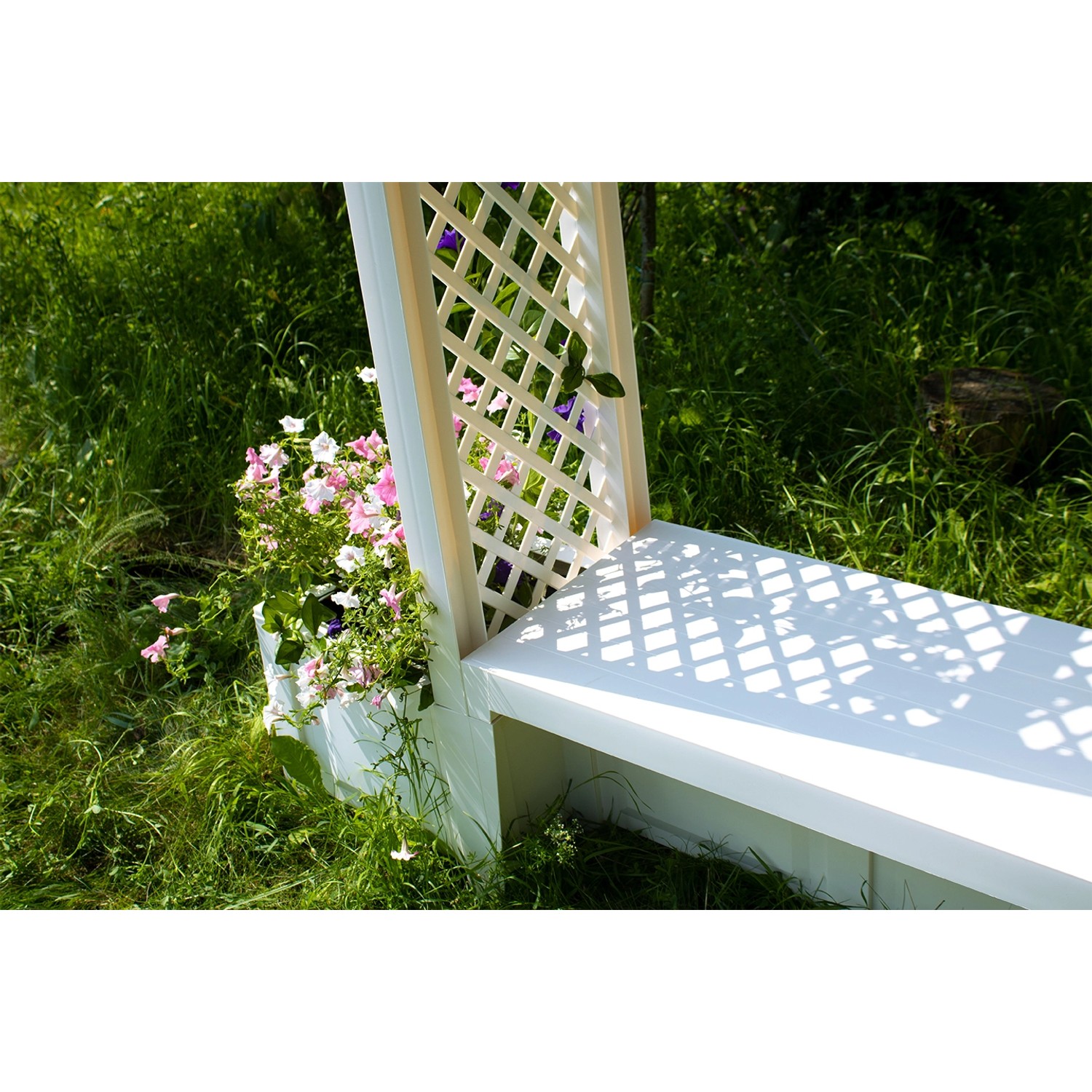 Weiße Gartenbank Brüssel mit Rundbogen und Pflanzkästen, bepflanzt mit bunten Blumen.