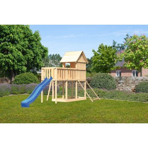 Karibu Stelzenhaus Frieda mit blauer Rutsche, Netzrampe und Anbauplattform im Garten.