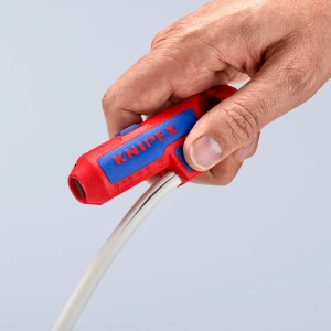 Knipex ErgoStrip Abmantelwerkzeug in Nutzung: Rotes Werkzeug mit blauem Logo, schneidet ein Kabel.
