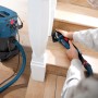Bosch Professional GAS 35 M AFC Industriestaubsauger mit Schlauch im Einsatz beim Schleifen einer Treppe.