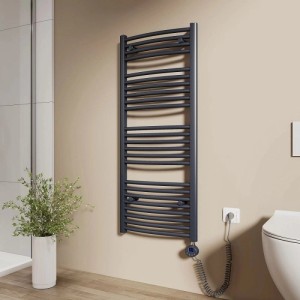 Anthrazitfarbener, gebogener Emke Badheizkörper mit Thermostat und Heizstab im Badezimmer. Elektrischer Handtuchtrockner 120x50cm.