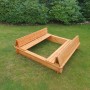 Holz Sandkasten Donald 140x140 cm mit klappbarer Abdeckung als Sitzbank im Garten.