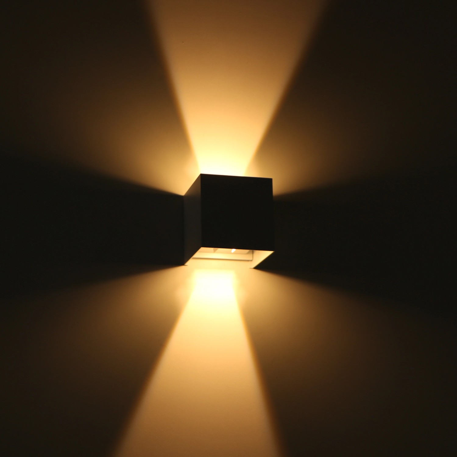 Weiße, eckige LED Außenwandleuchte mit warmweißem Lichtstrahl nach oben und unten.