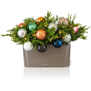 Lechuza Delta 20 Pflanzgefäß in Taupe mit festlicher Dekoration.