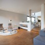 Wohnraum mit grauer, leicht glänzender Vliestapete mit Strukturmuster an der Wand.