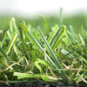 Detailaufnahme von InfinityGrass Kunstrasen Genus Grün, Breite 400 cm. Ideal für Terrasse und Balkon.