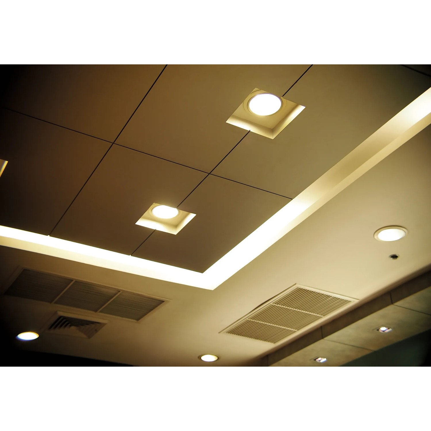 Deckenansicht mit mehreren dimmbaren LED-Einbaustrahlern, 4000K, Ø 12,5cm, in quadratischen Aussparungen.
