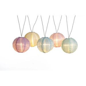 LED Lichterkette mit 15 pastellfarbenen Lampions für den Außenbereich.
