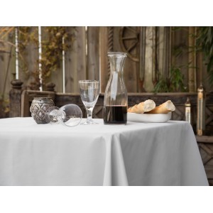 Floracord Tischdecke silbergrau 110x140 cm auf gedecktem Gartentisch.