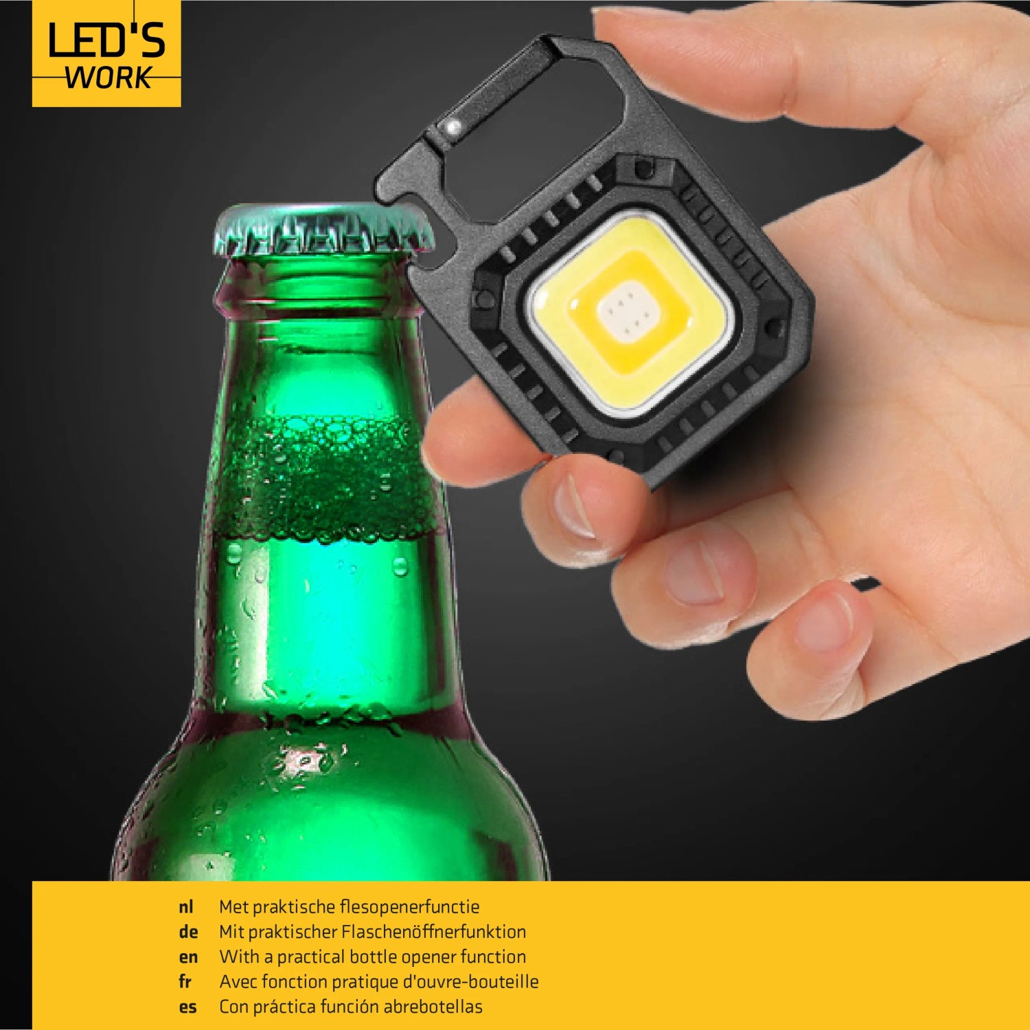 LED Akku-Taschenlampe mit Flaschenöffner-Funktion beim Öffnen einer Flasche.