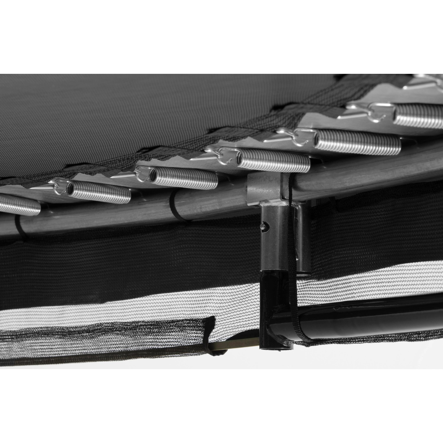 Detailaufnahme Federn und Rahmen des schwarzen Salta Trampolin Comfort Edition Ground ø 305 cm.
