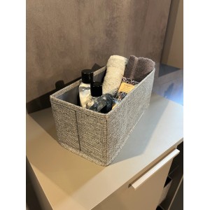 Graues Fackelmann Universalkörbchen Textil (13x12x28cm) mit Badartikeln im Badezimmer.