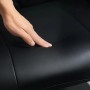 Hand drückt in das weiche, schwarze Kunstlederpolster des HOMCOM Relaxsessels, betont Komfort und Material.