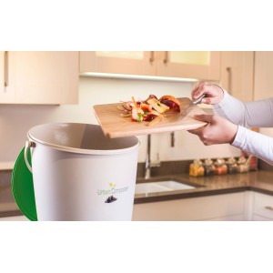 Urban Komposter 15 l grün in Nutzung: Küchenabfälle werden kompostiert.