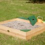 Axi Sandkasten Amy aus FSC®-Holz mit Stauraum und Sand, umgeben von grünem Gras.