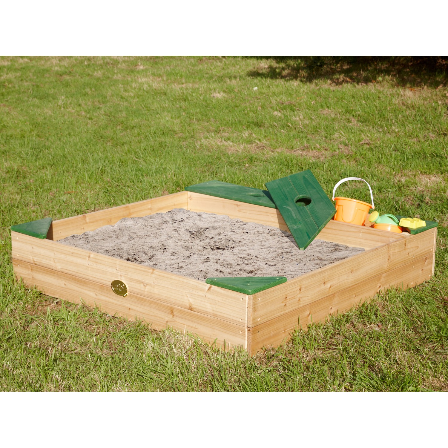 Axi Sandkasten Amy aus FSC®-Holz mit Stauraum und Sand, umgeben von grünem Gras.