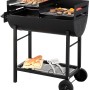 Schwarzes Tepro Grillfass Detroit mit Grillgut und Ablagefläche. Holzkohlegrill mit Rädern.