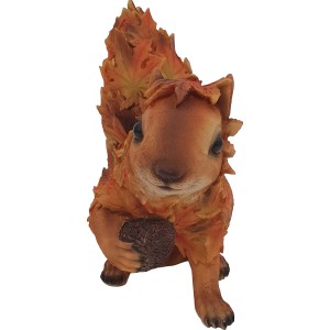 Gartenfigur Ahorneichhörnchen mit Zapfen aus Polyresin, detailreich und wetterfest.