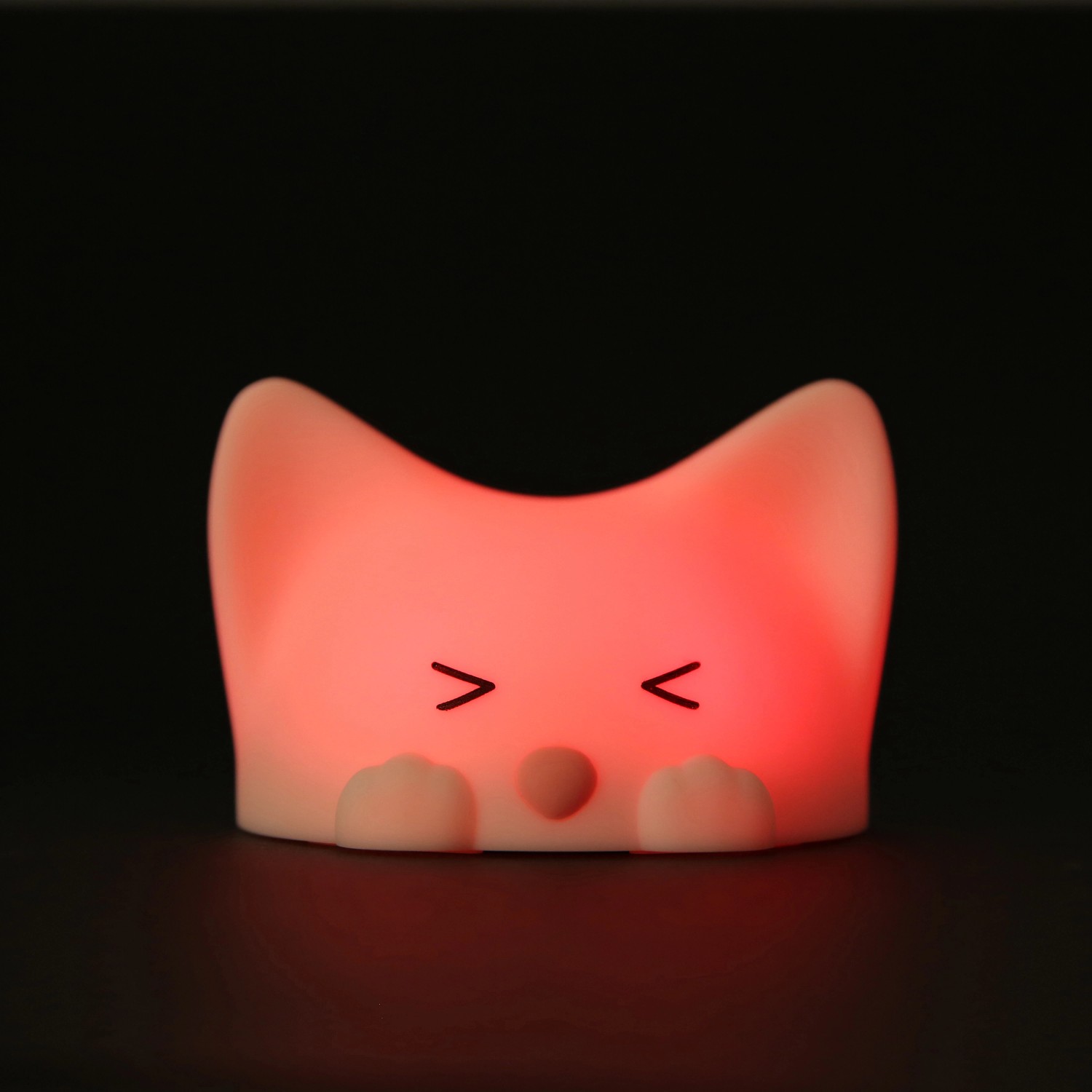 Dimmbares LED Kinder-Nachtlicht Catty Cat mit Soundeffekt, leuchtend rot.