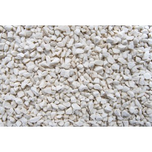 Nahaufnahme von Carrara-Weiß Marmorsplitt (5-12 mm) im PE-Sack, geeignet für Ziergarten und Wege.