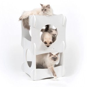 Weißer Vesper Condo Katzen-Lounge-Turm mit drei Etagen und Katzen.