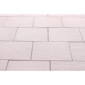 Verlegte Terrassenplatten in Schieferoptik Creme-Weiß, 60x40 cm, für Terrasse und Gartenwege.