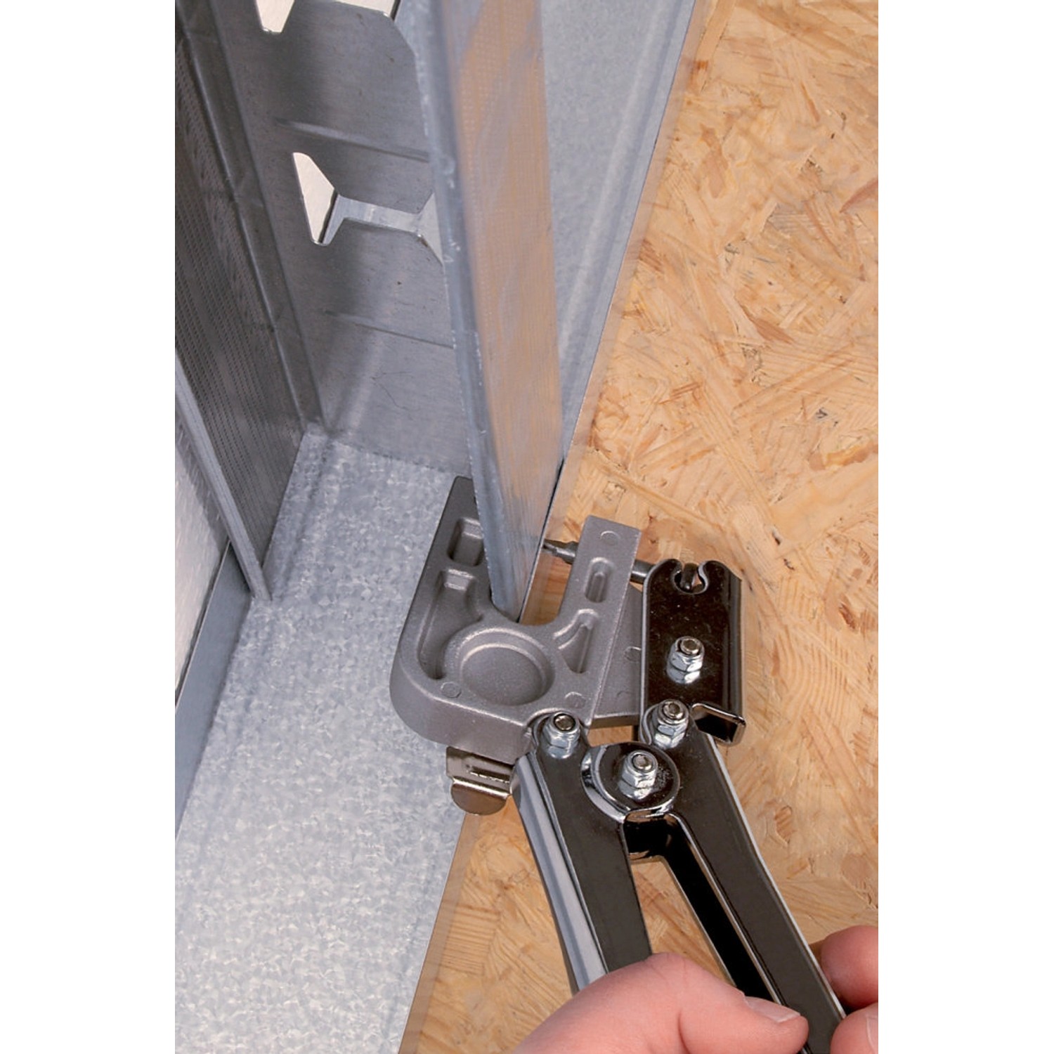 Wolfcraft Profil-Verbindungszange beim Verbinden von Metallprofilen im Trockenbau.